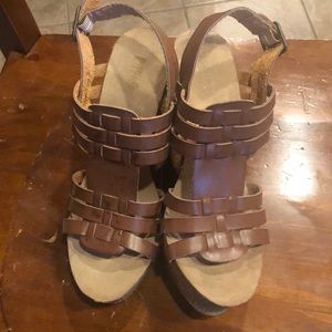Mia wedge sandal-Sz 7. Nude/light brown
